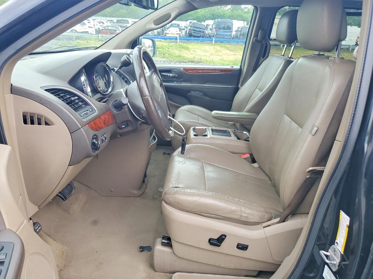 2012 Chrysler Town & Country Touring L - Фото 7