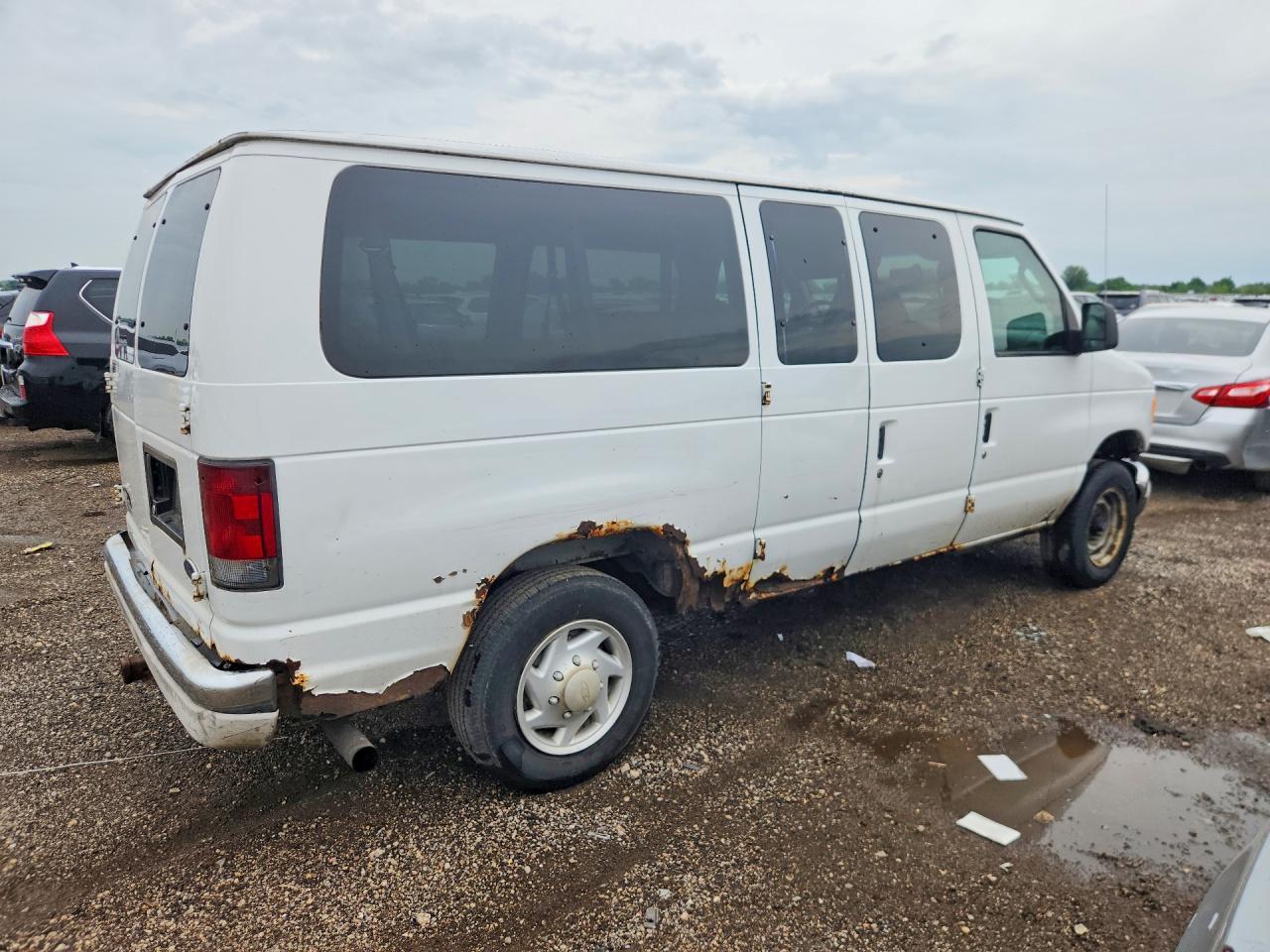 2004 Ford Econoline E350 Super Duty Wagon - Фото 3