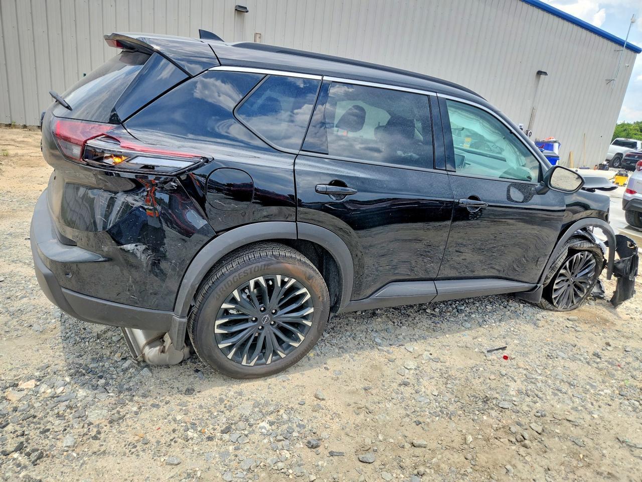 2026 Nissan Rogue Dark Armor - Image 3