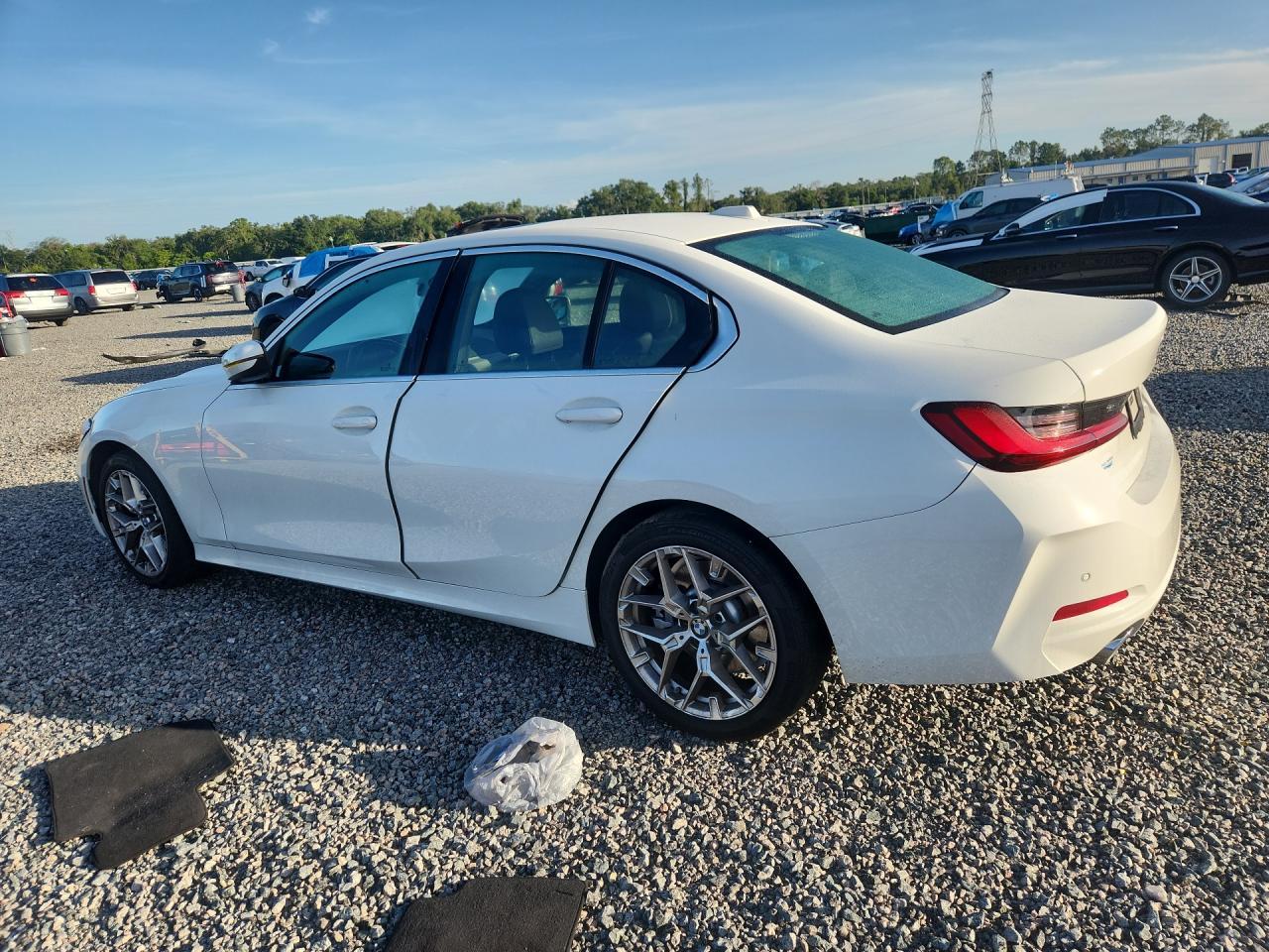 2025 BMW 330I - Фото 2