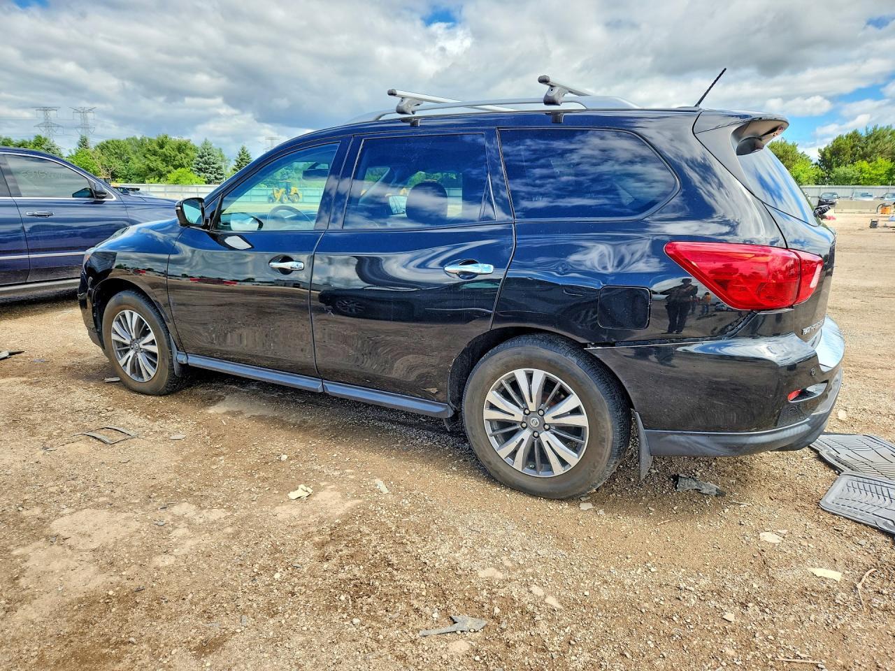 2017 Nissan Pathfinder Sl - Image 2
