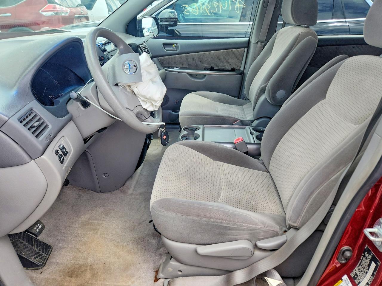 2010 Toyota Sienna Le 8-Passenger - Фото 7