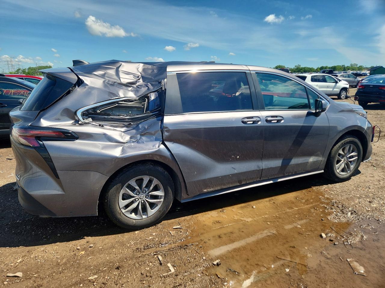 2024 Toyota Sienna Le - Image 3
