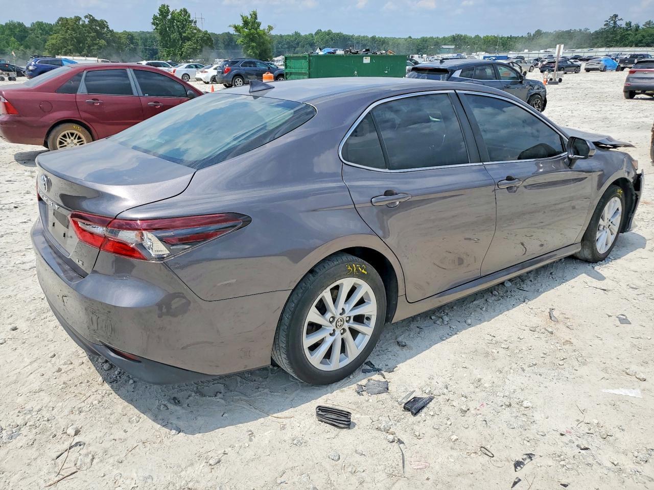 2022 Toyota Camry Le - Фото 3