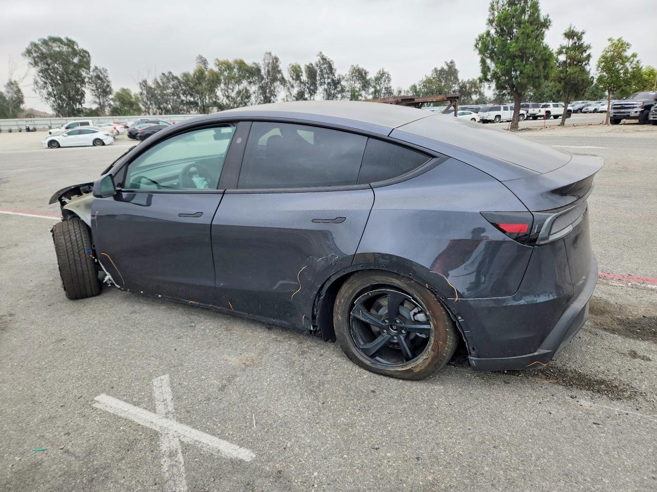 2026 Tesla Model Y - Фото 2