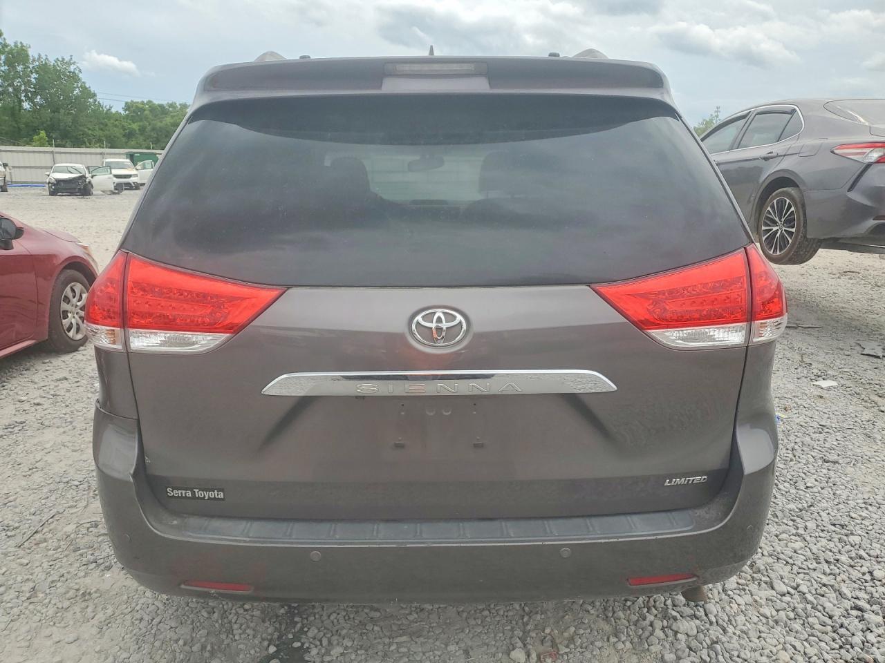 2013 Toyota Sienna - Фото 6