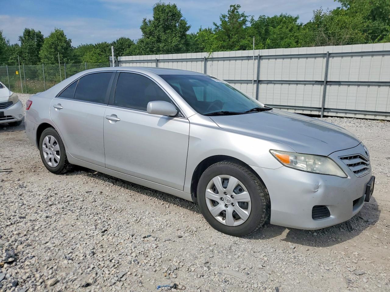 2011 Toyota Camry Le - Фото 4
