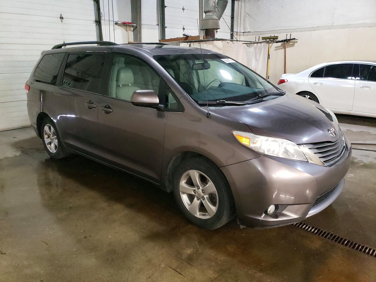 2014 Toyota Sienna Xle 7-Passenger - Фото 4