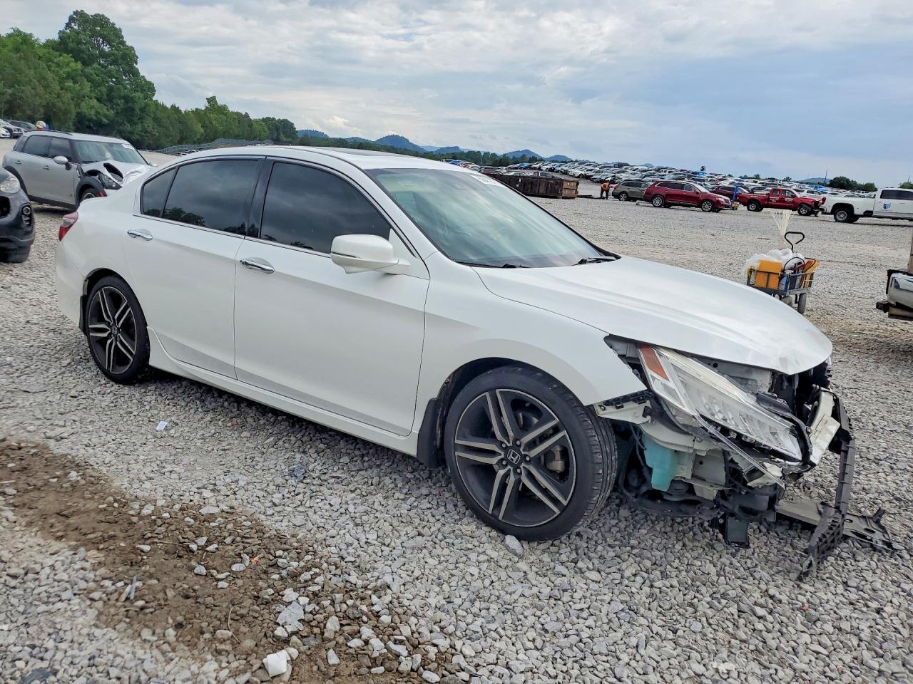 2016 Honda Accord Touring - Image 4