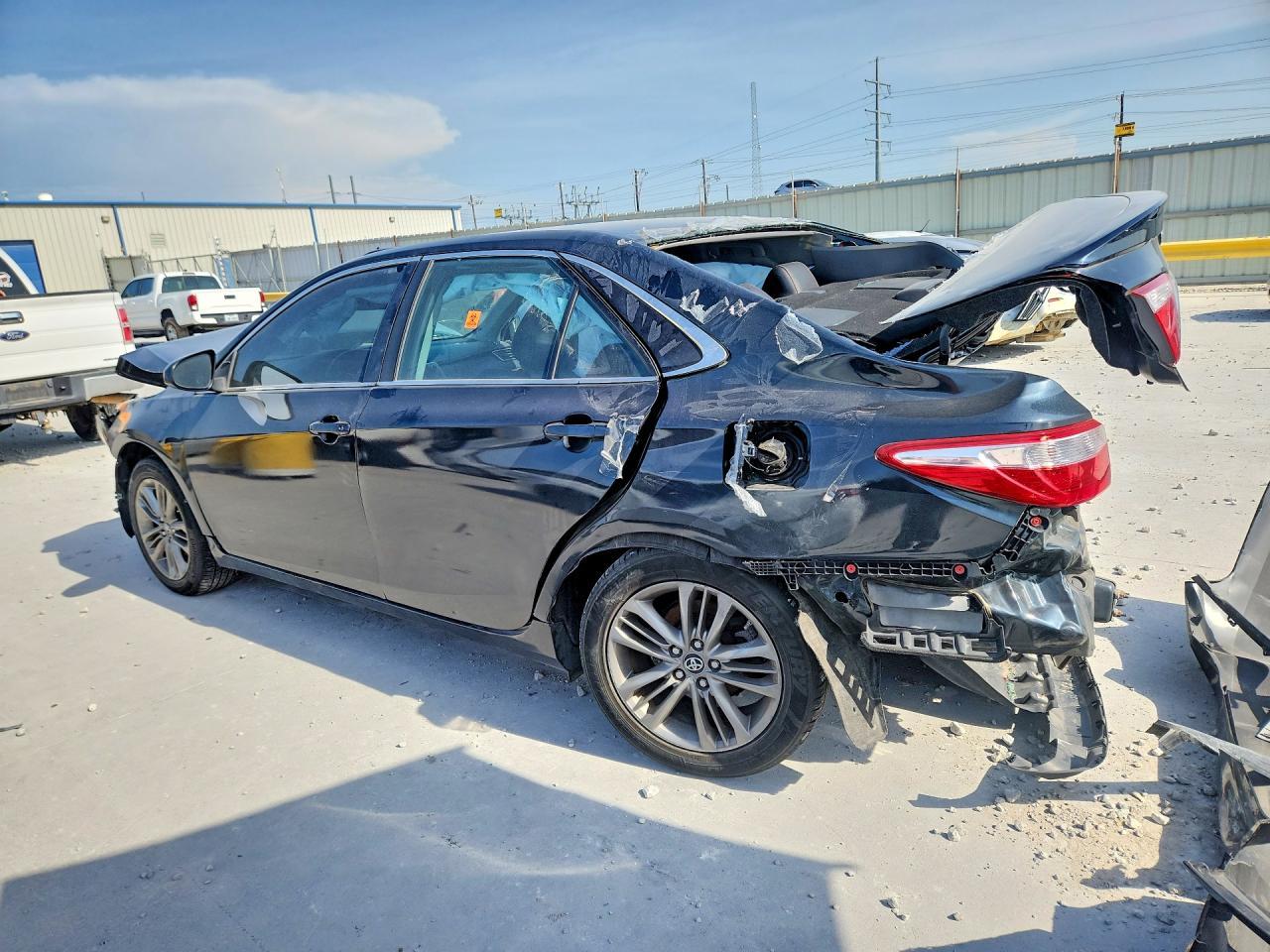 2017 Toyota Camry Se - Фото 2