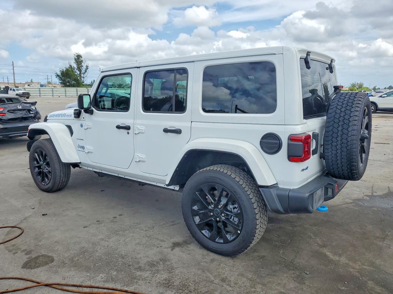 2024 Jeep Wrangler Sahara 4Xe - Фото 2