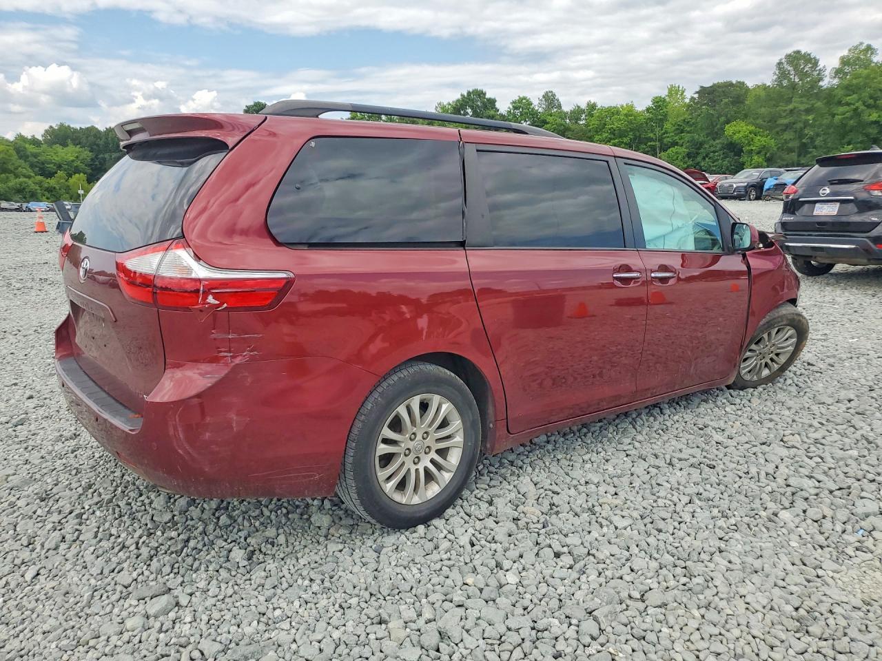 2017 Toyota Sienna Xle 8-Passenger - Image 3
