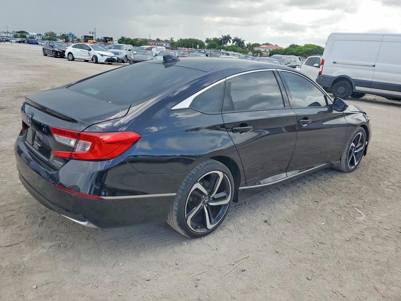 2022 Honda Accord Touring Hybrid - Image 3