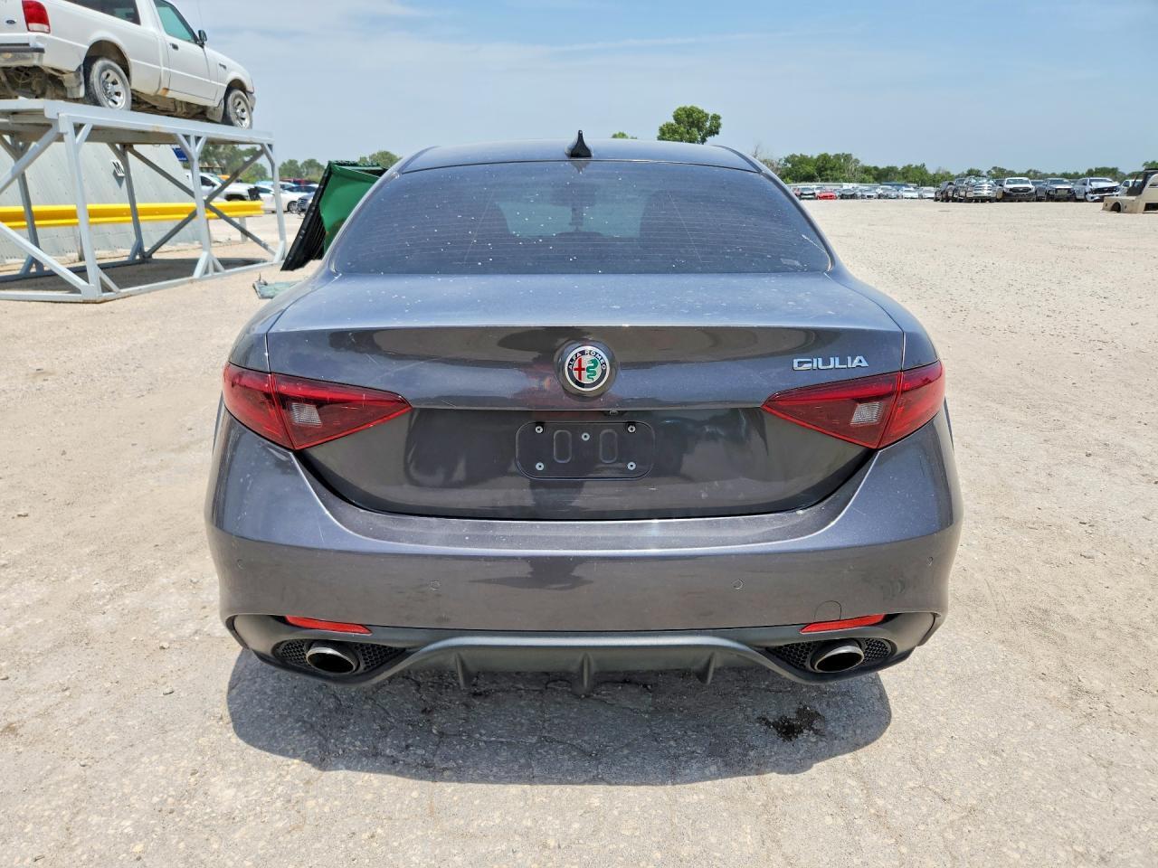 2017 Alfa Romeo Giulia - Image 6