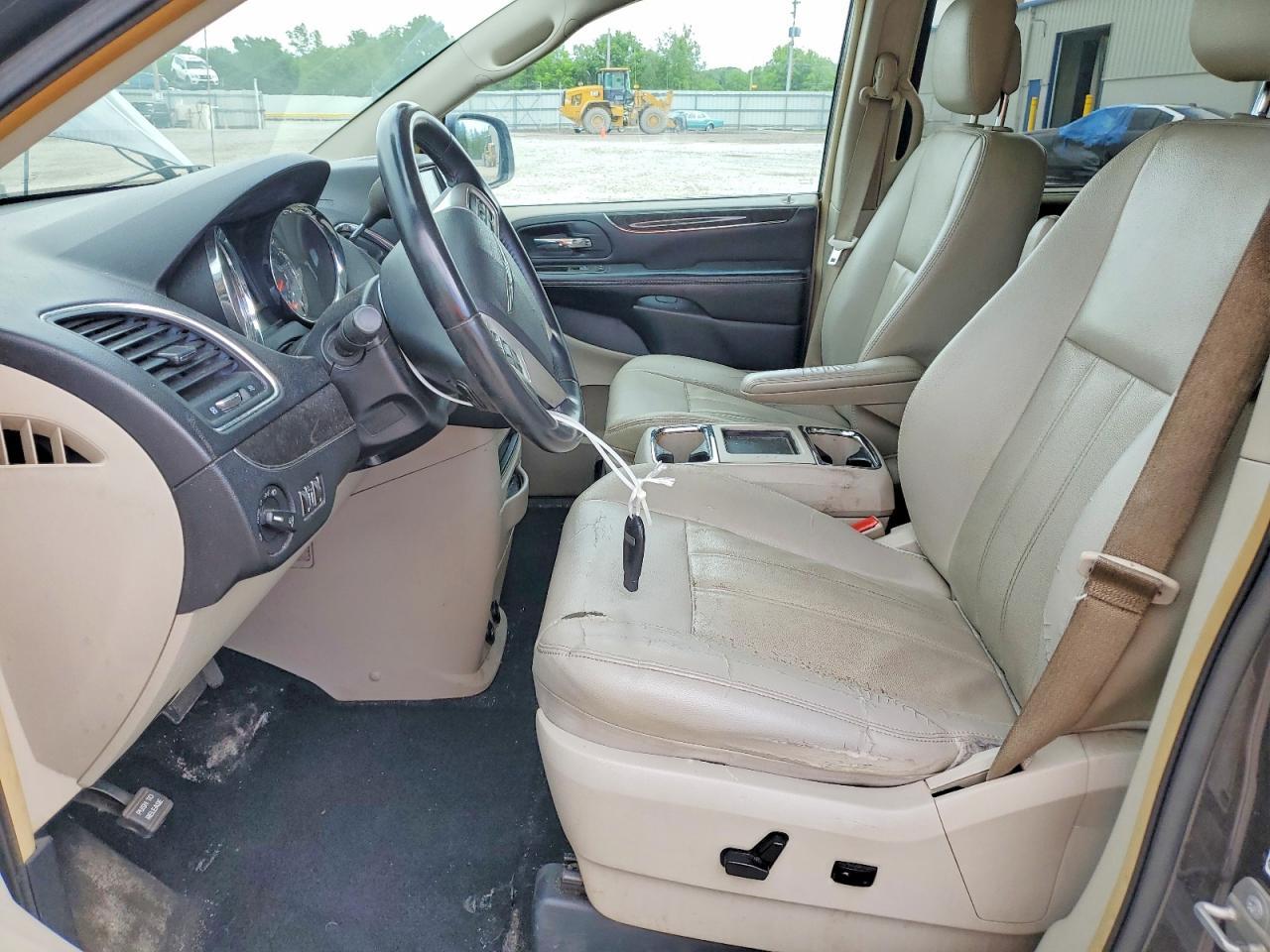 2016 Chrysler Town & Country Touring - Image 7
