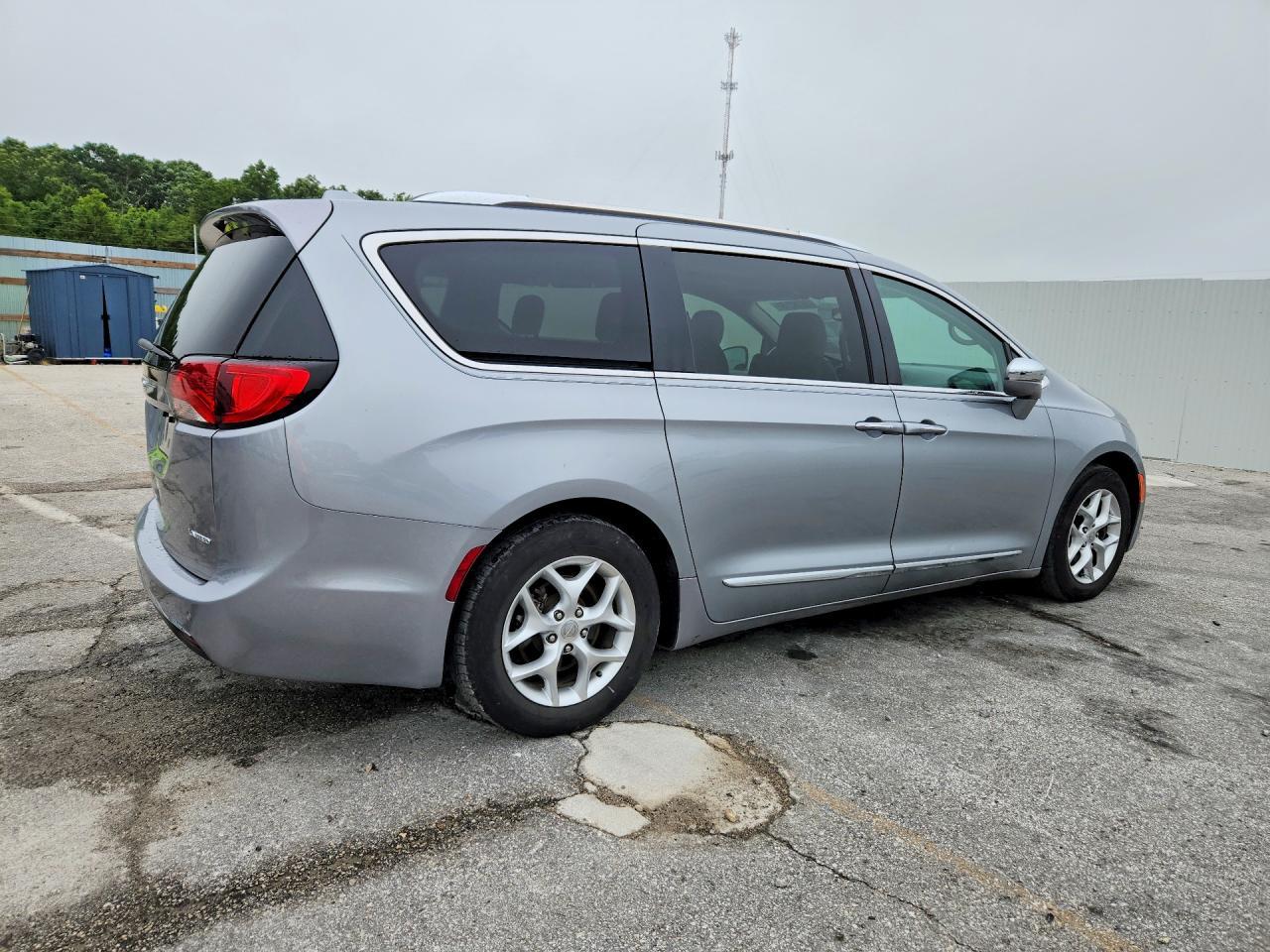 2020 Chrysler Pacifica Limited - Image 3