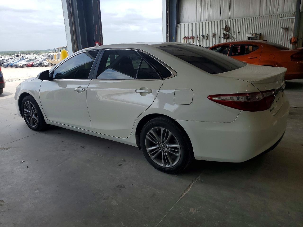 2016 Toyota Camry Se - Фото 2