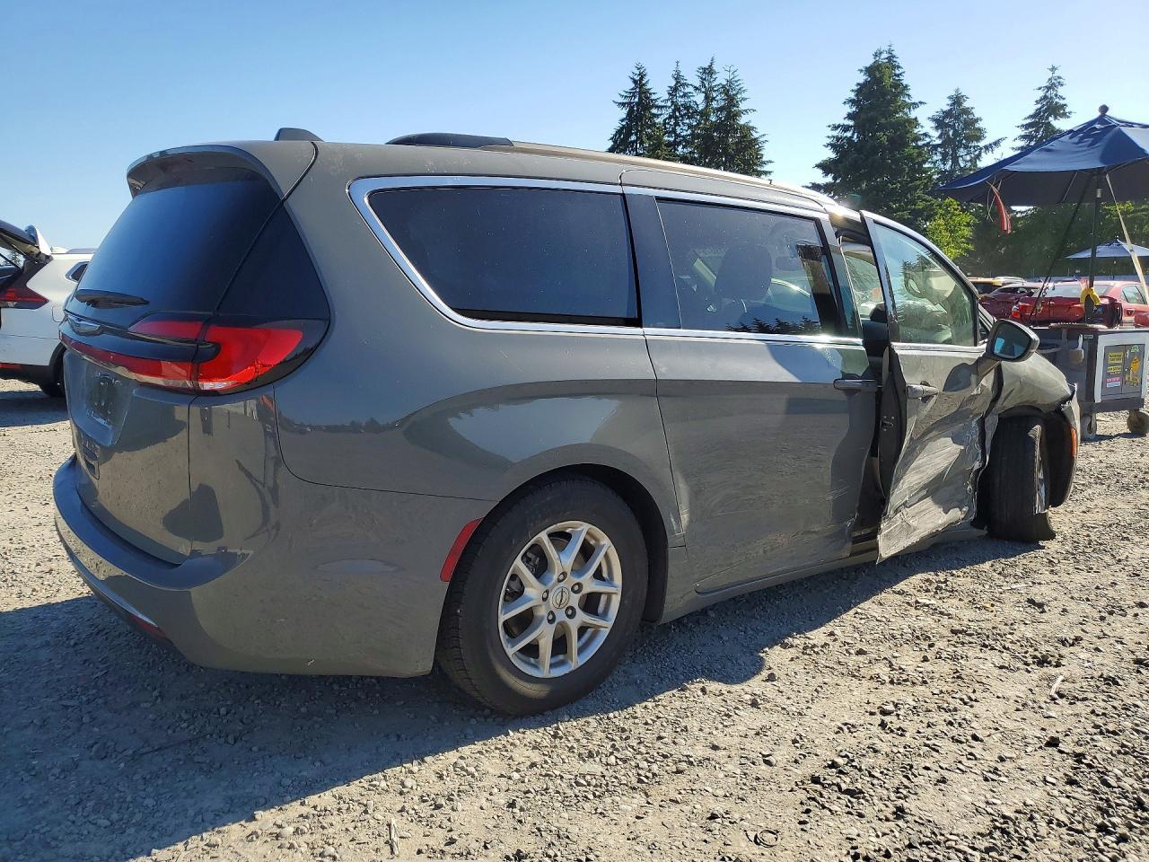 2022 Chrysler Pacifica Touring L - Image 3