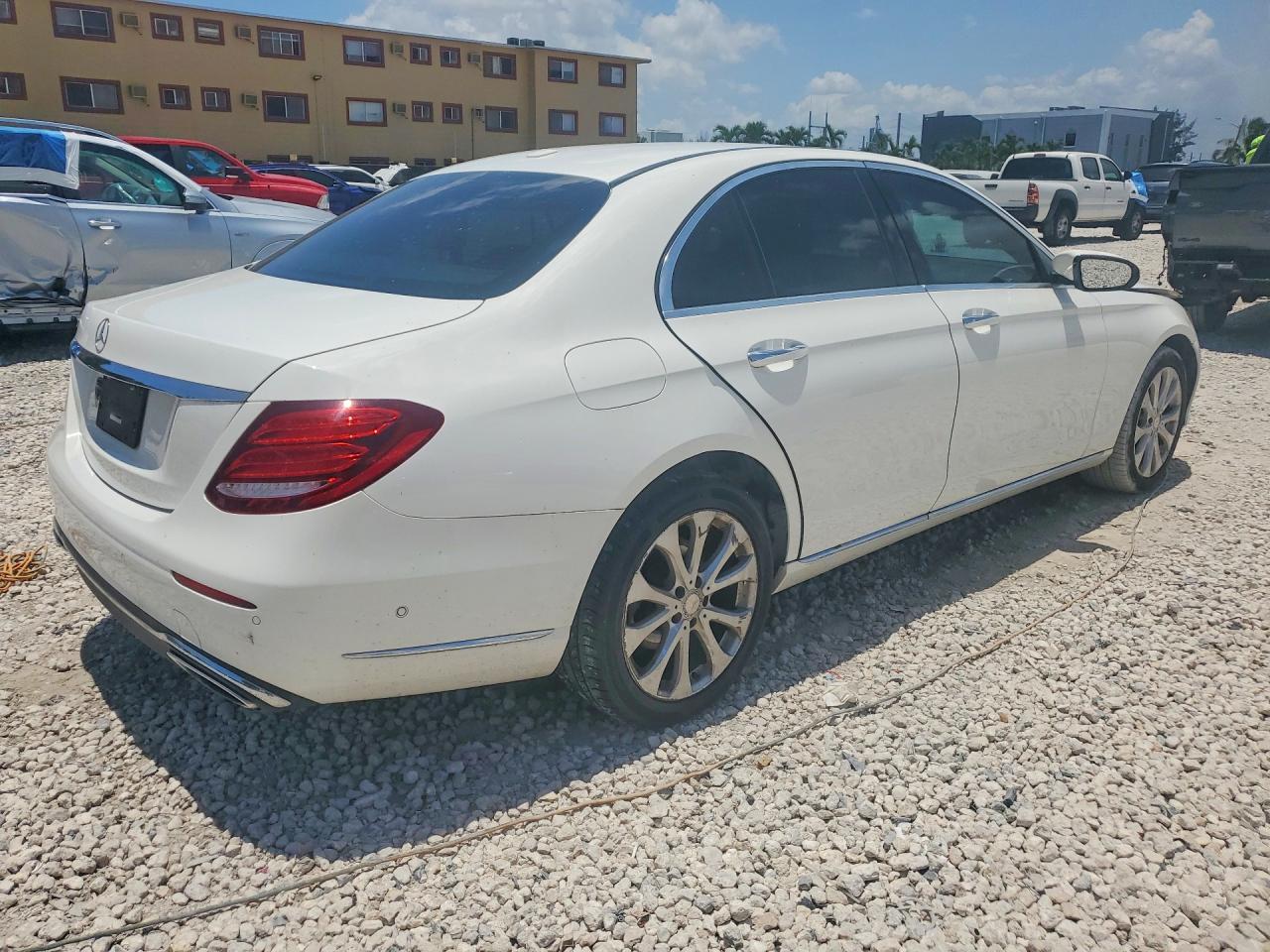 2017 Mercedes-Benz E 300 - Фото 3