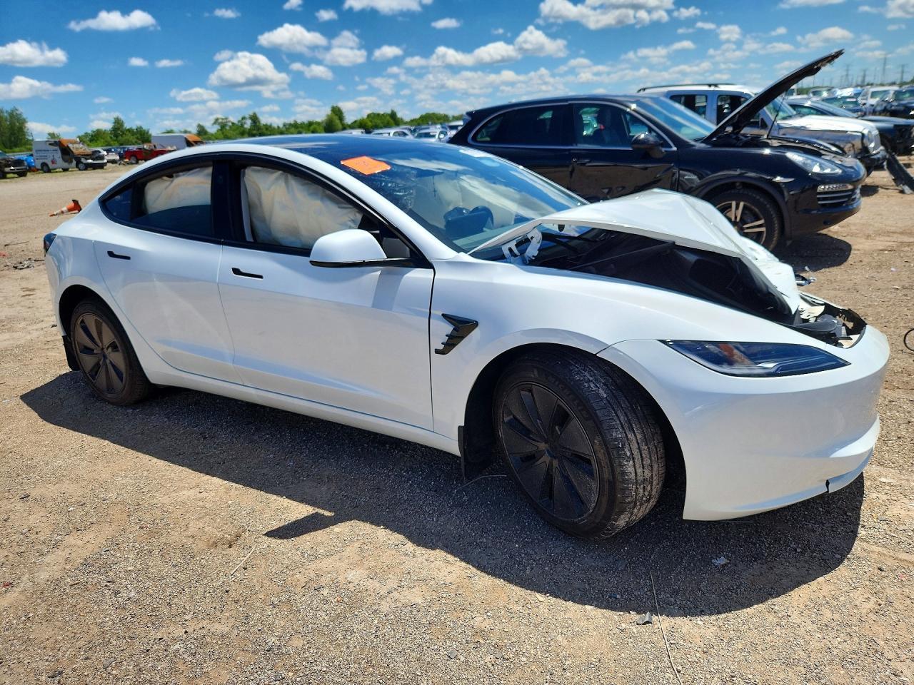 2026 Tesla Model 3 - Фото 4