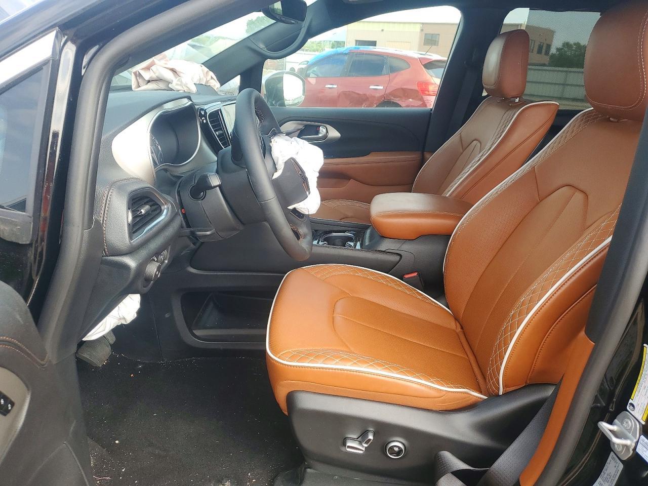2026 Chrysler Pacifica Pinnacle - Image 7
