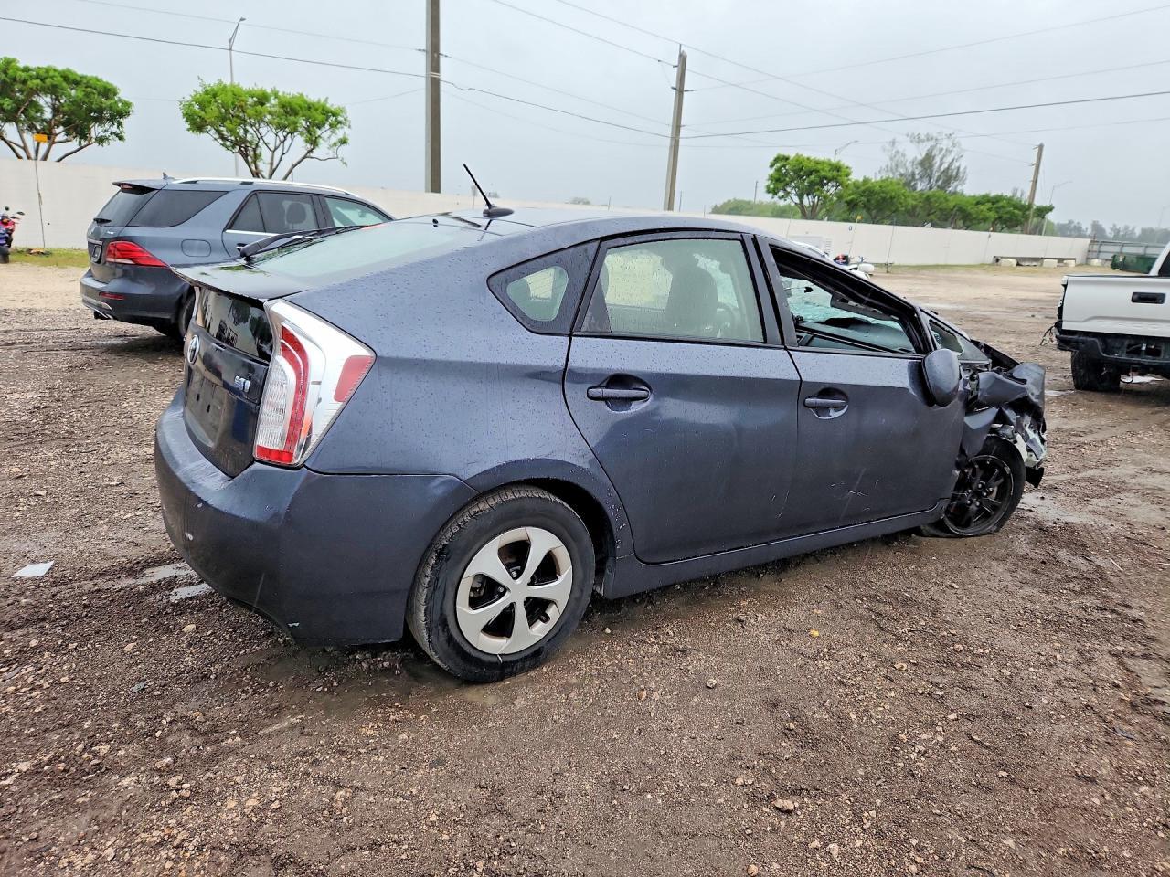 2013 Toyota Prius Three - Фото 3