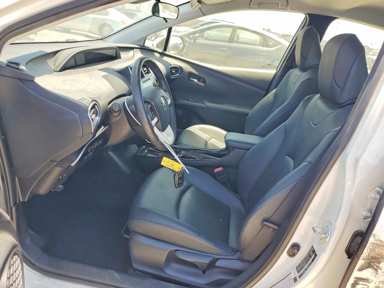 2018 Toyota Prius Three Touring - Image 7