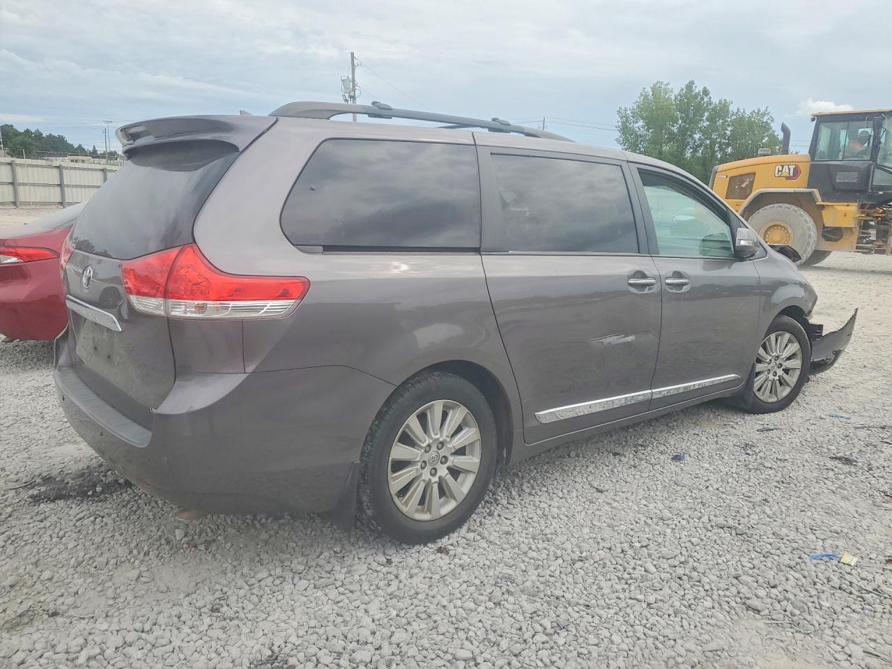 2013 Toyota Sienna - Фото 3