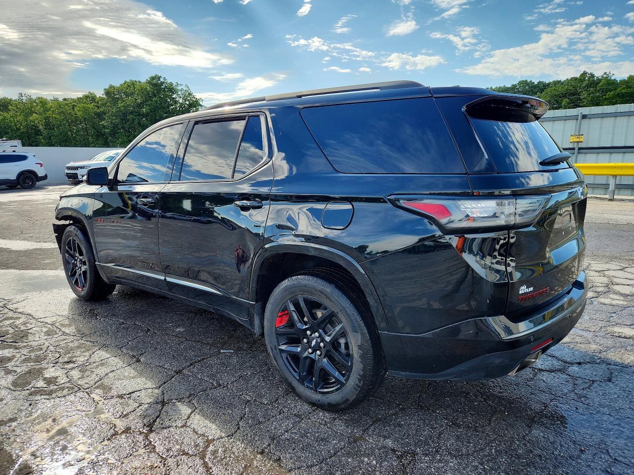 2021 Chevrolet Traverse Premier - Фото 2
