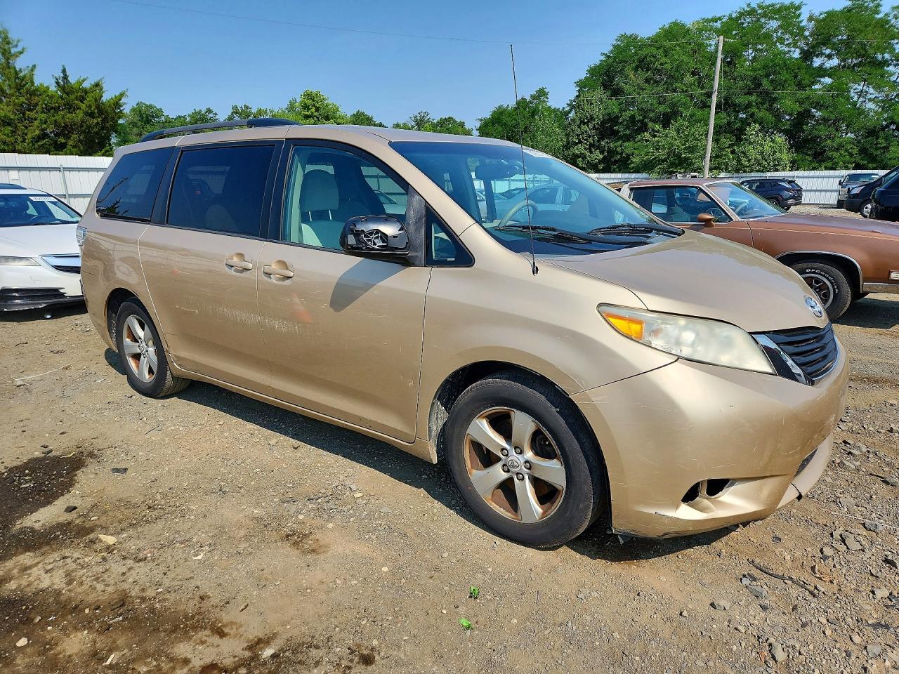 2012 Toyota Sienna Le - Image 4