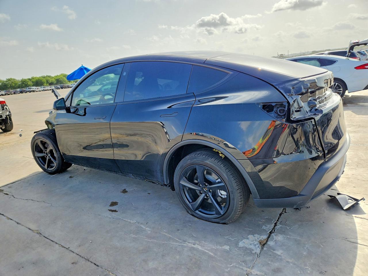 2026 Tesla Model Y - Фото 2