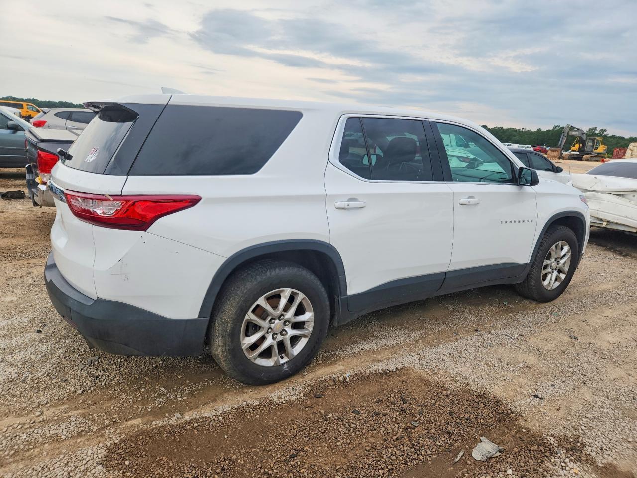 2018 Chevrolet Traverse Ls - Фото 3