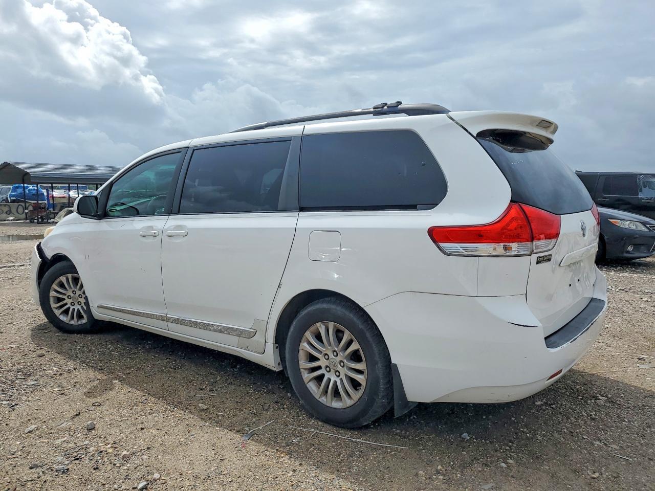 2012 Toyota Sienna Xle 8-Passenger - Фото 2