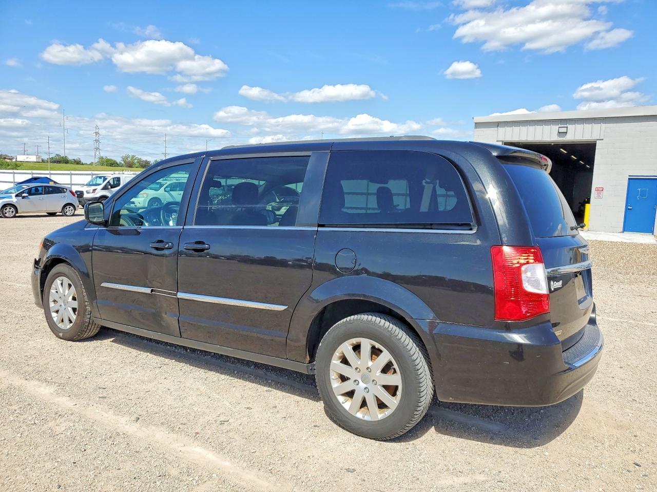 2015 Chrysler Town & Country Touring - Image 2