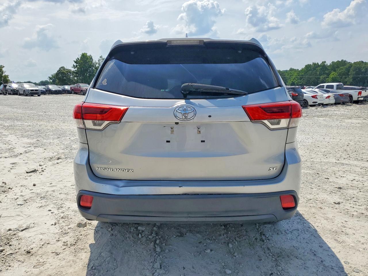 2017 Toyota Highlander Se - Image 6