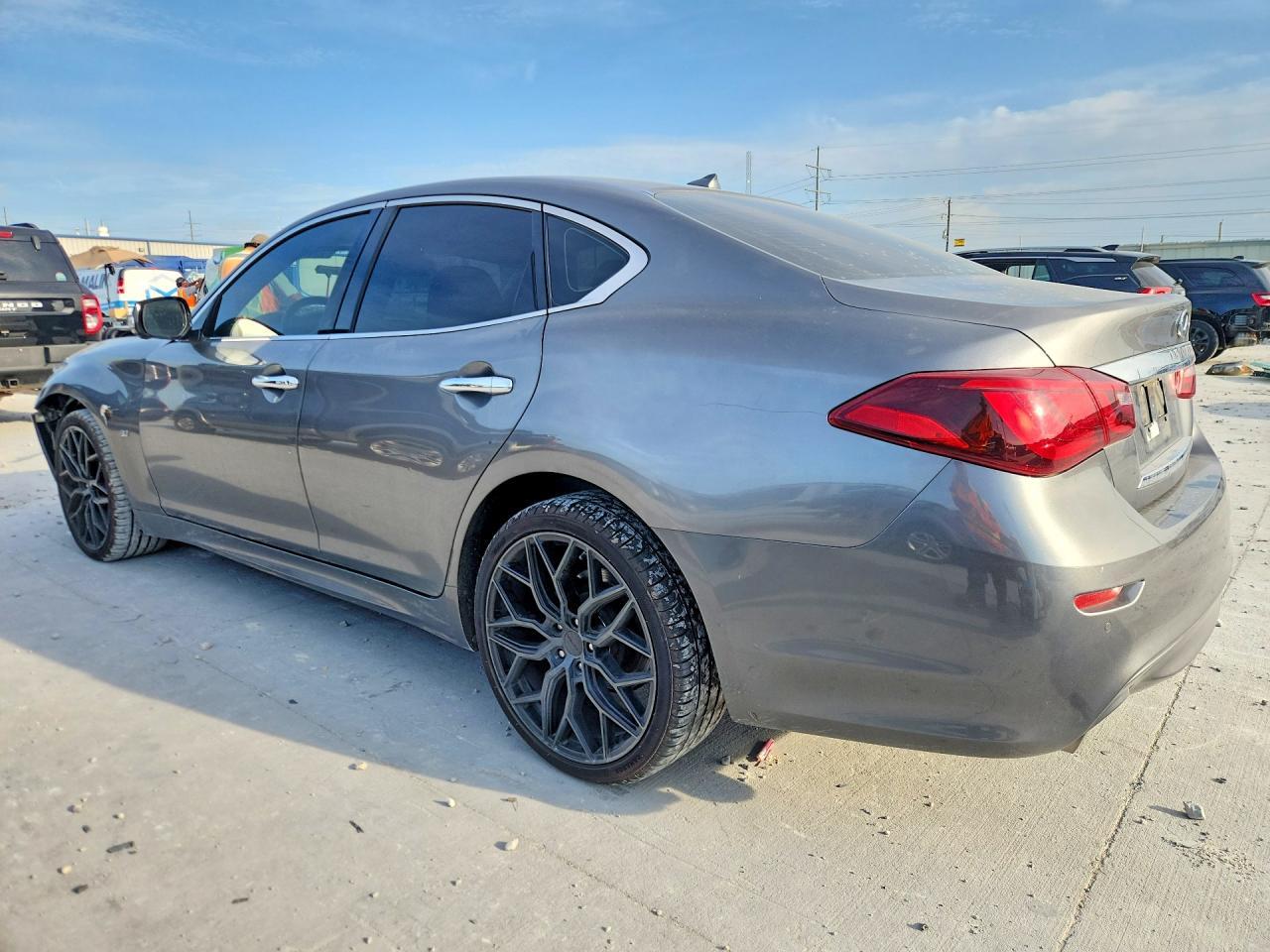 2015 Infiniti Q70 3.7 - Image 2