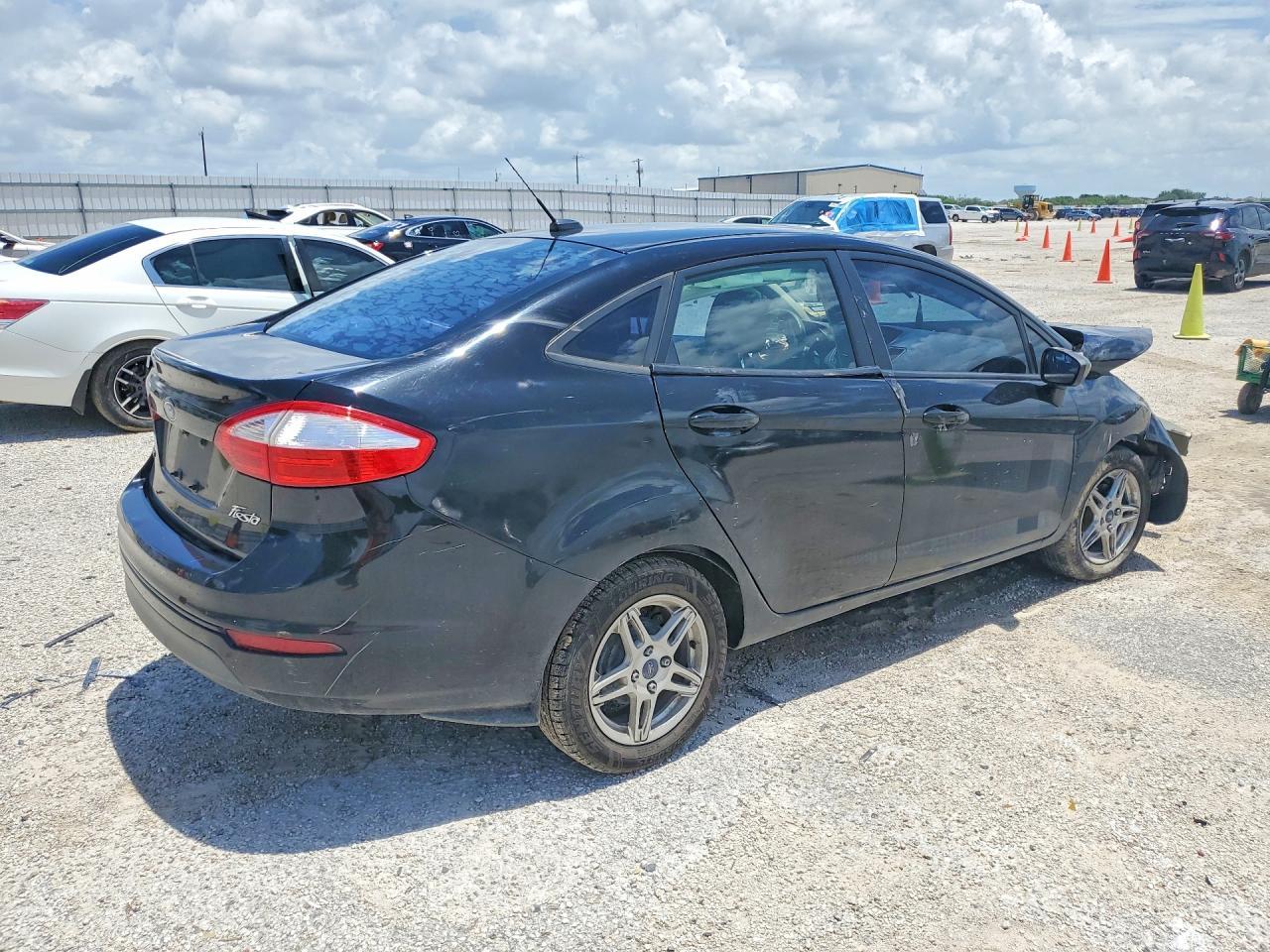 2018 Ford Fiesta Se - Image 3