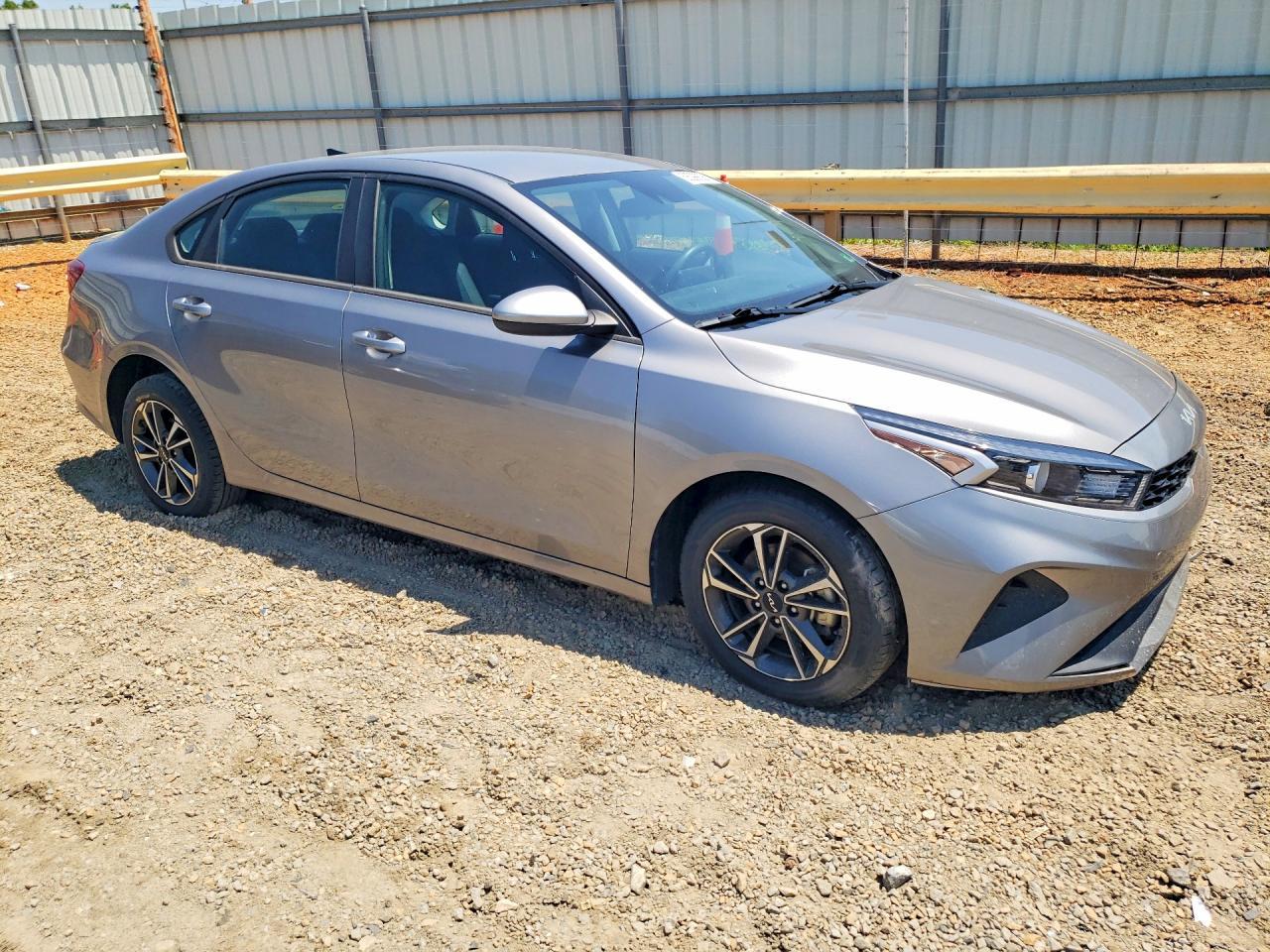2023 Kia Forte Lxs - Image 4
