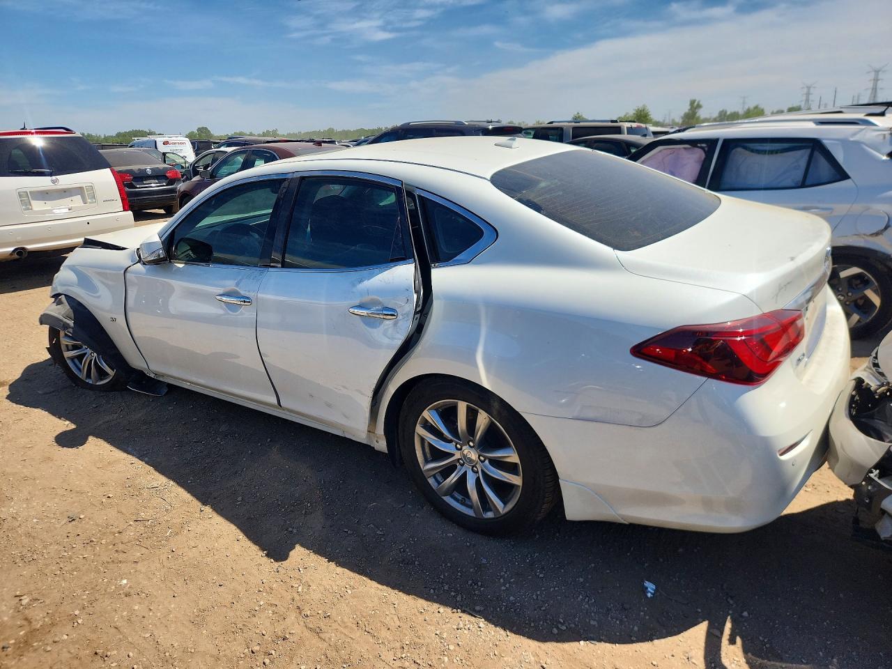 2019 Infiniti Q70 3.7 Luxe - Image 2