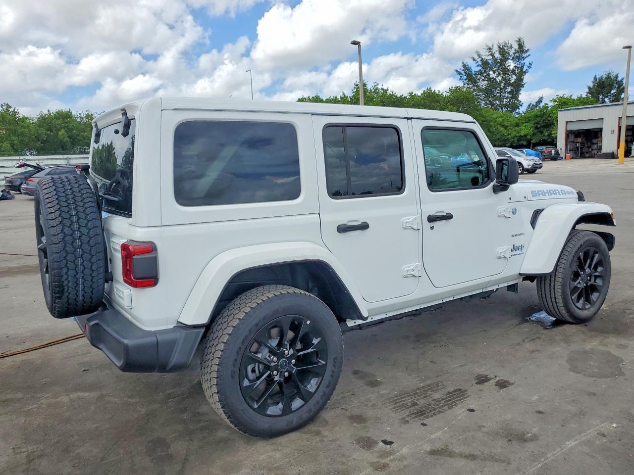 2024 Jeep Wrangler Sahara 4Xe - Фото 3