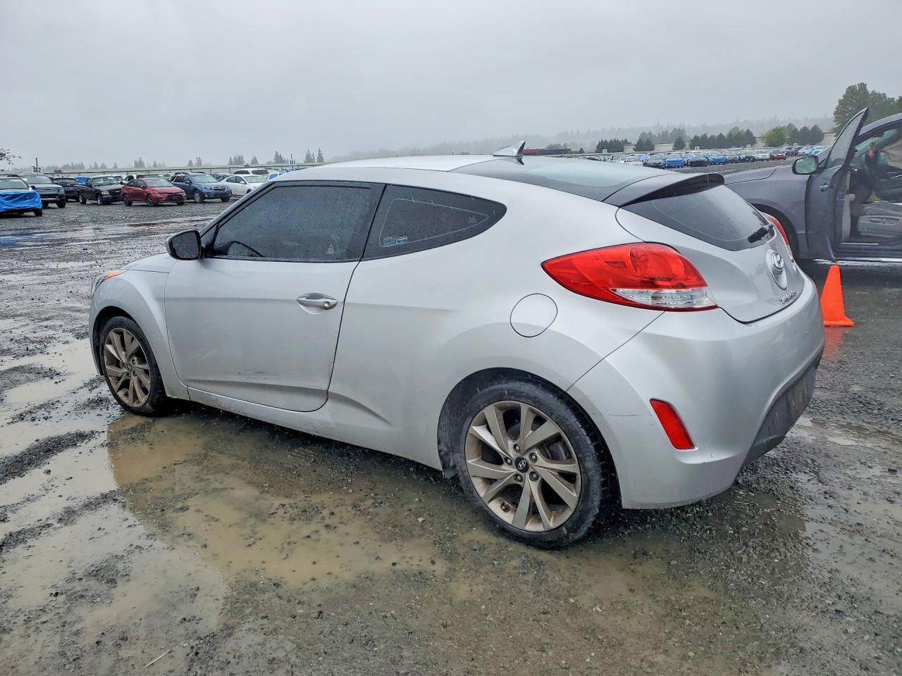 2016 Hyundai Veloster Base - Фото 2