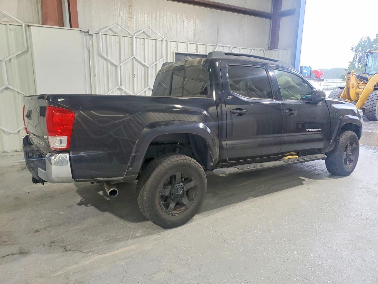 2017 Toyota Tacoma Sr5 V6 - Image 3