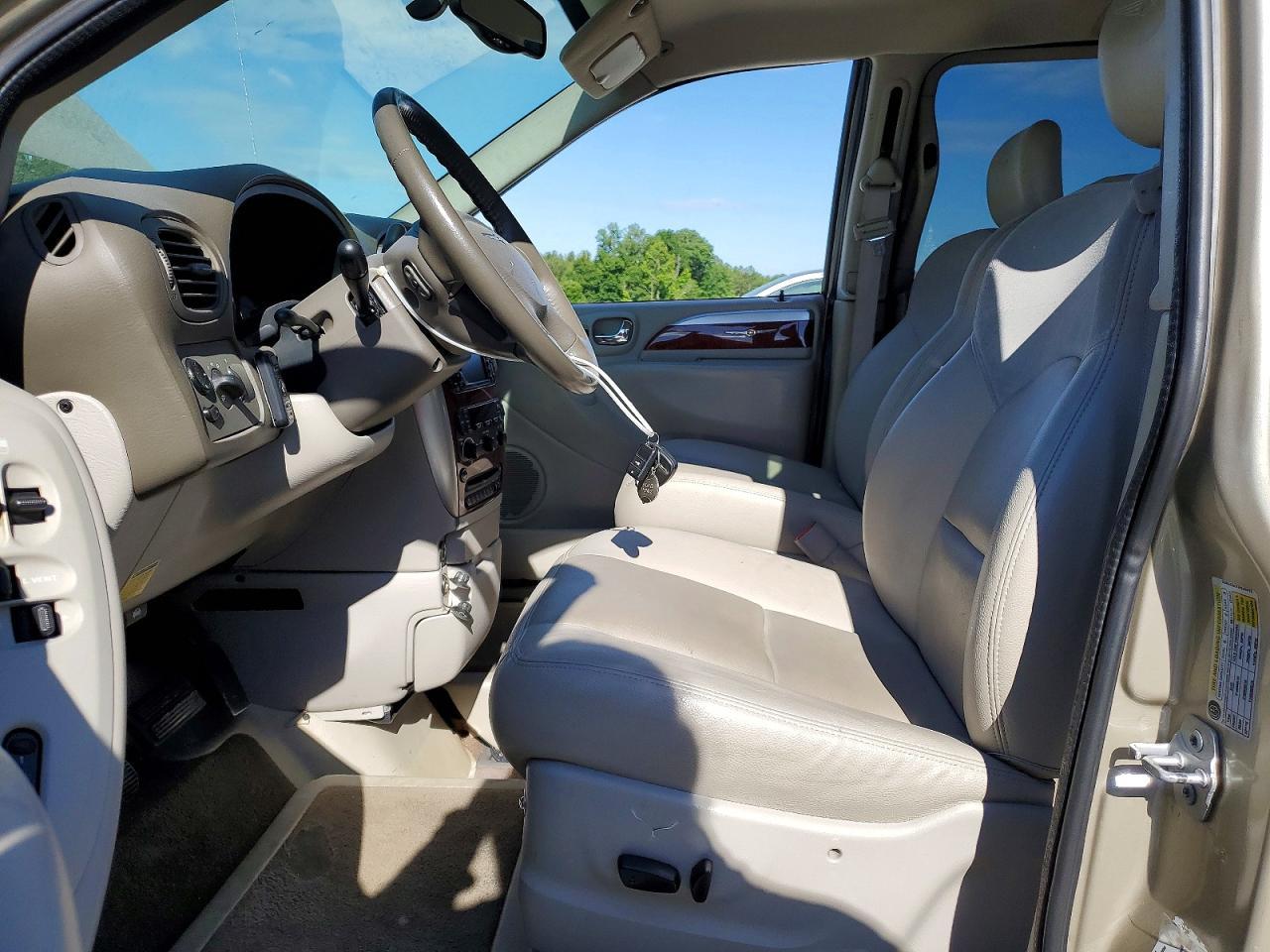 2007 Chrysler Town & Country Limited - Image 7