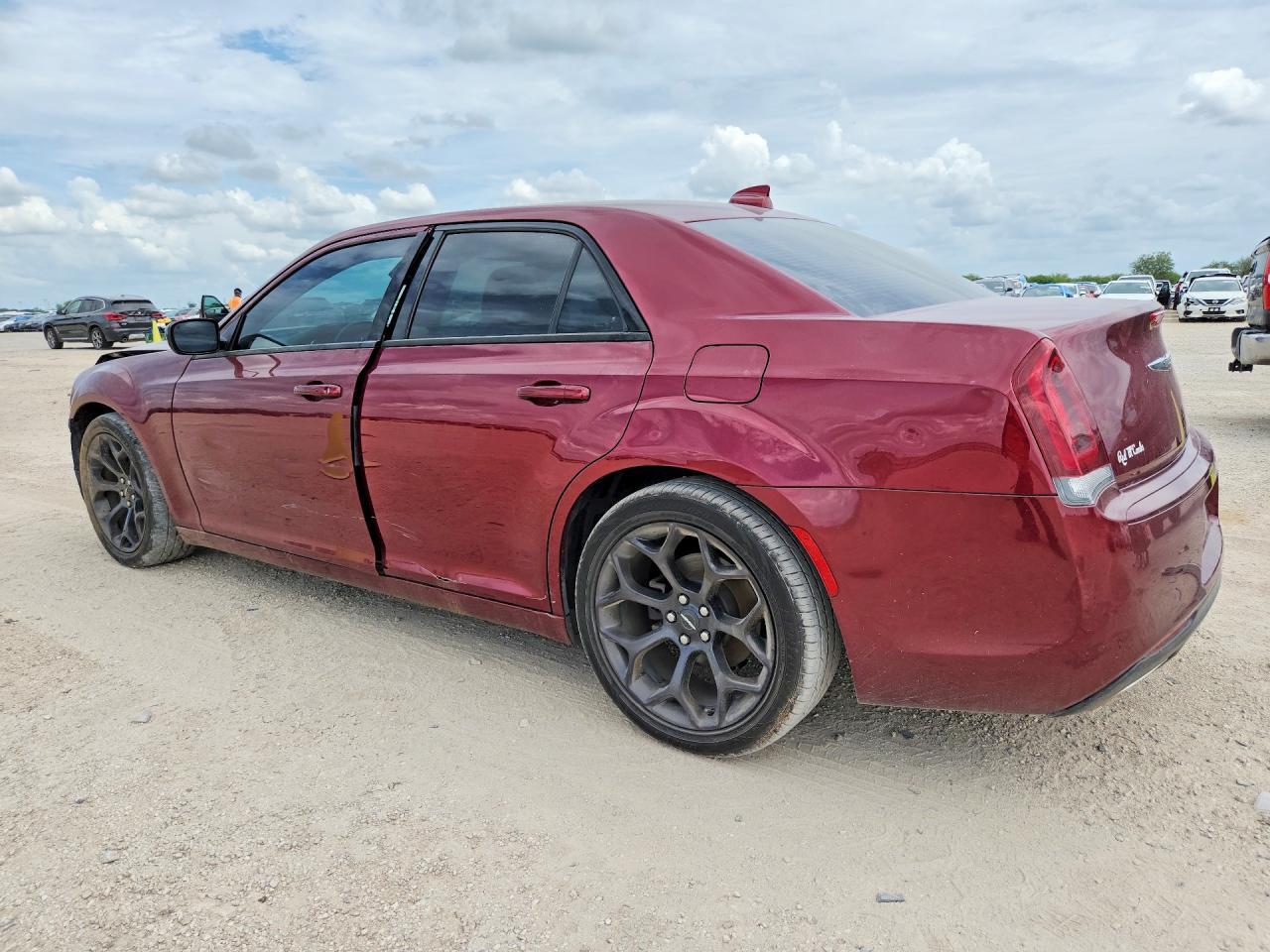 2020 Chrysler 300 Touring - Фото 2