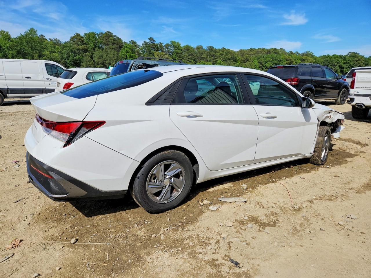 2024 Hyundai Elantra Se - Фото 3