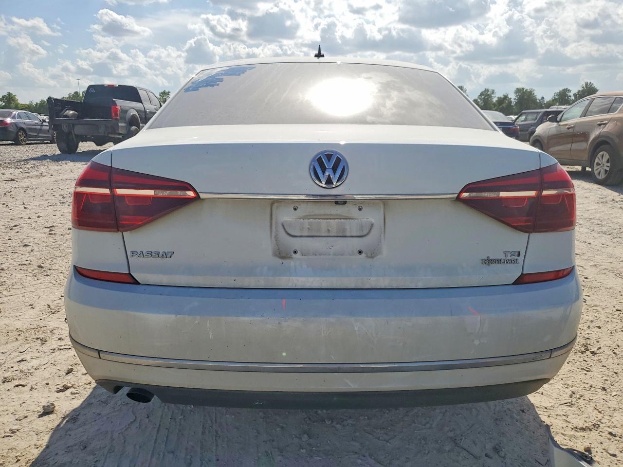 2017 Volkswagen Passat S - Фото 6