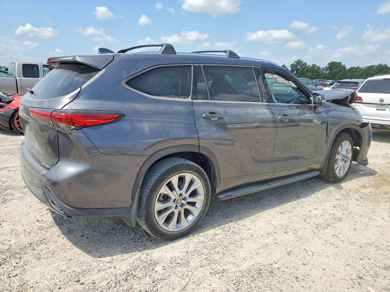 2025 Toyota Highlander - Image 3