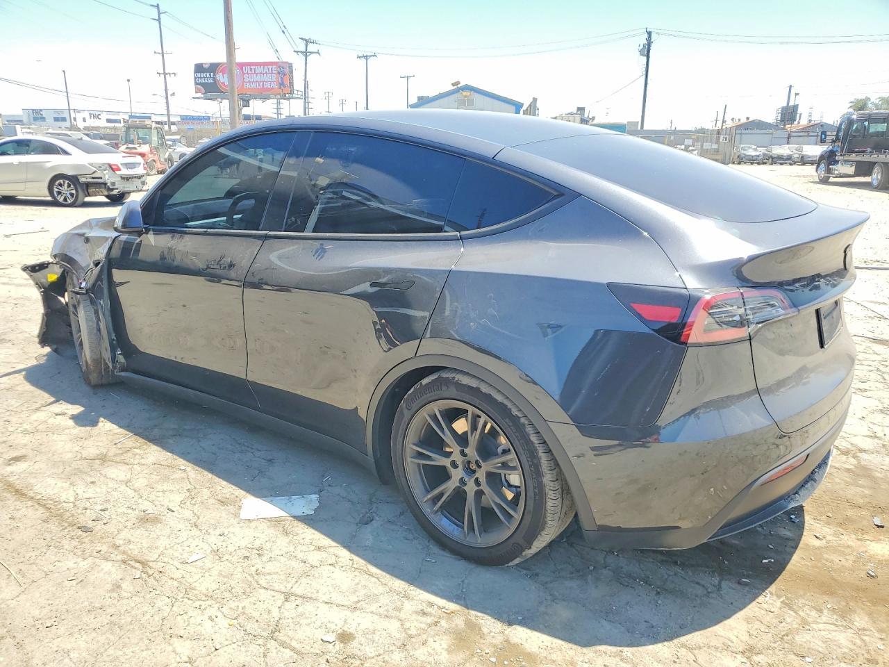 2025 Tesla Model Y - Фото 2
