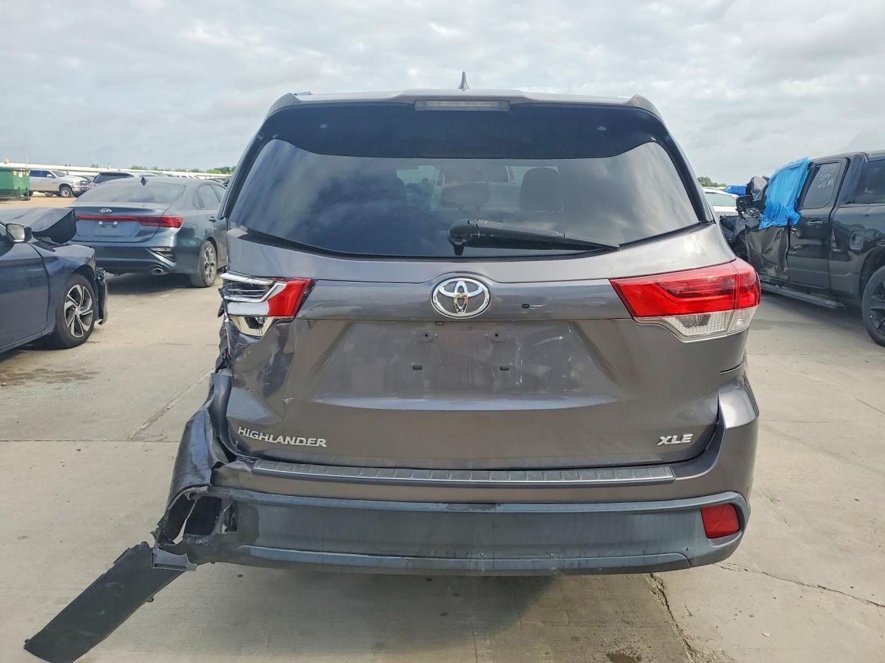 2017 Toyota Highlander Xle - Image 6