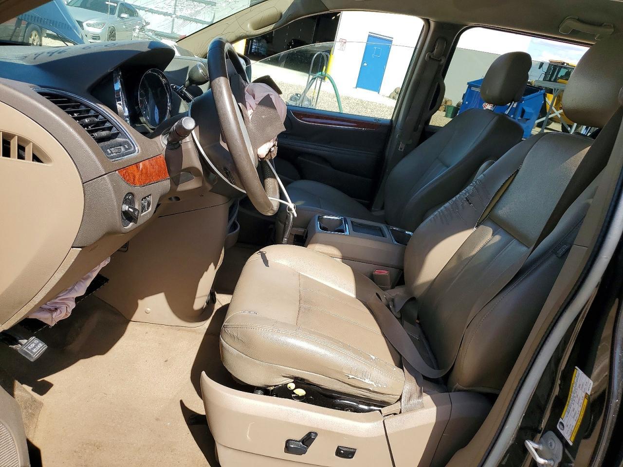2015 Chrysler Town & Country Touring - Image 7